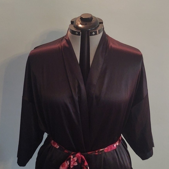 Victoria's Secret Black Robe & Rose Pattern Belt - Picture 2 of 8